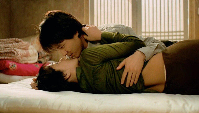 Uhm Jung-hwa nude - Marriage is a Crazy Thing (2002)