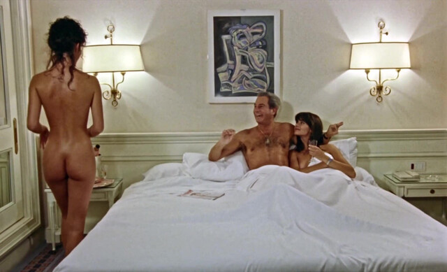 Arancha Del Sol nude, Natalia Estrada nude - Aquí, el que no Corre... Vuela (1992)