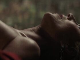 Odessa A'zion sexy, Gwyneth Paltrow sexy - Marty Supreme (2025)