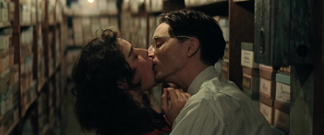 Odessa A'zion sexy, Gwyneth Paltrow sexy - Marty Supreme (2025)