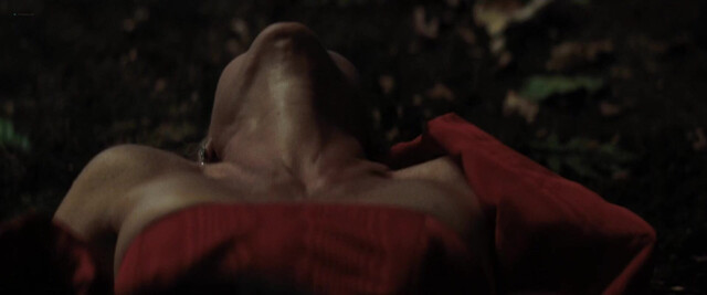 Odessa A'zion sexy, Gwyneth Paltrow sexy - Marty Supreme (2025)