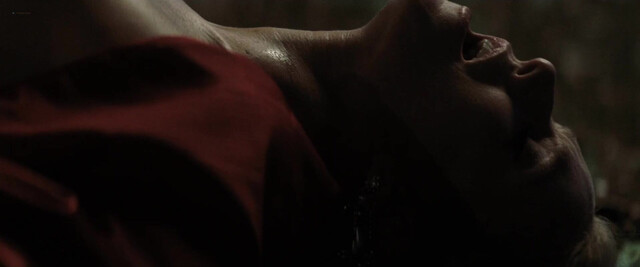 Odessa A'zion sexy, Gwyneth Paltrow sexy - Marty Supreme (2025)