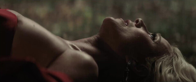 Odessa A'zion sexy, Gwyneth Paltrow sexy - Marty Supreme (2025)