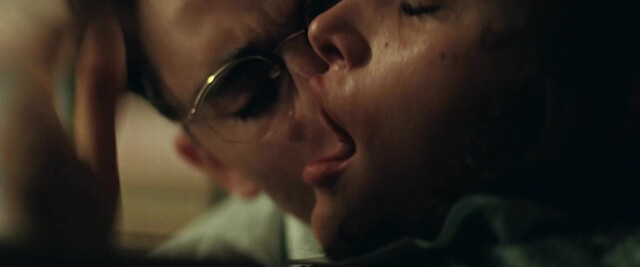 Odessa A'zion sexy, Gwyneth Paltrow sexy - Marty Supreme (2025)