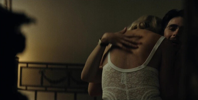 Odessa A'zion sexy, Gwyneth Paltrow sexy - Marty Supreme (2025)