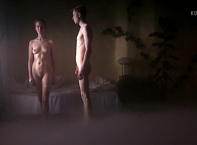 Agnieszka Wroblewska nude - Pokój saren (1997)