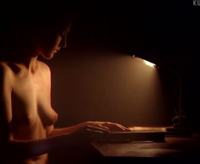 Agnieszka Wroblewska nude - Pokój saren (1997)