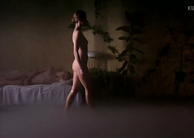 Agnieszka Wroblewska nude - Pokój saren (1997)