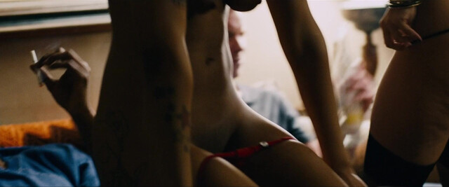 Lulu Dahl nude, Amada Kaspar nude, Jacqueline Hicks nude - Monsters Dark Continent (2014)