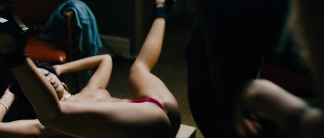 Lulu Dahl nude, Amada Kaspar nude, Jacqueline Hicks nude - Monsters Dark Continent (2014)