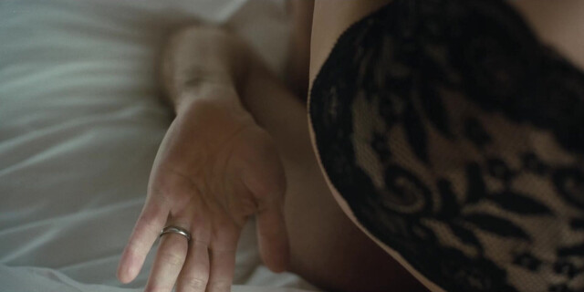 Linda Cardellini sexy - DTF St. Louis s01e02 (2026)