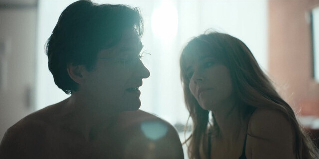 Linda Cardellini sexy - DTF: St. Louis s01e03 (2026)