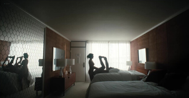 Linda Cardellini sexy - DTF: St. Louis s01e03 (2026)