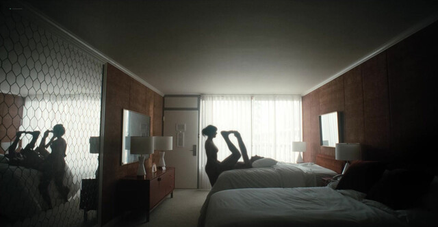 Linda Cardellini sexy - DTF: St. Louis s01e03 (2026)