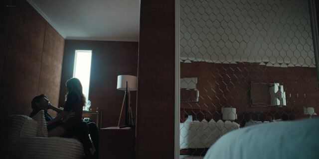 Linda Cardellini sexy - DTF: St. Louis s01e03 (2026)