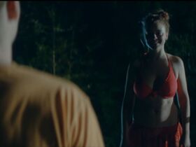Amelie Herres sexy – 14,74 oder Das Streben nach Mittelmäßigkeit (2017)