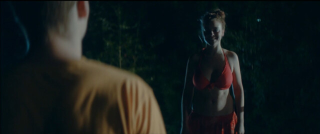 Amelie Herres sexy – 14,74 oder Das Streben nach Mittelmäßigkeit (2017)