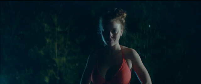 Amelie Herres sexy – 14,74 oder Das Streben nach Mittelmäßigkeit (2017)