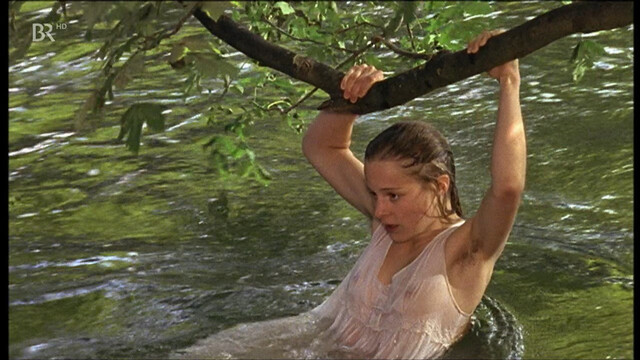 Bernadette Heerwagen nude – Das ewige Lied (1997)