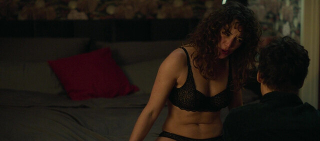 Julia Koschitz sexy, Lucía Barrado sexy - Der Vierer (2024)