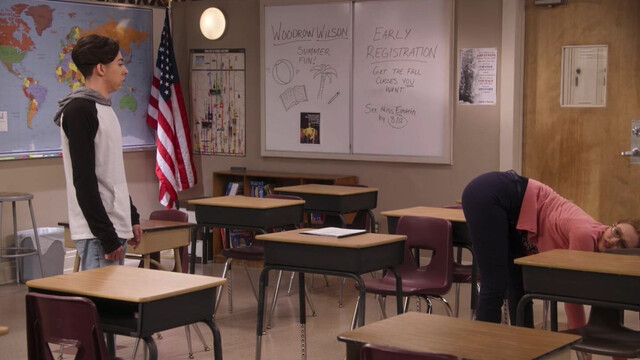 Maggie Geha sexy - Mr. Iglesias s01e02 (2019)