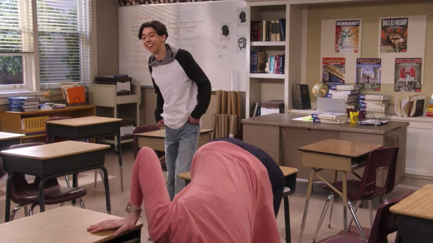 Maggie Geha sexy - Mr. Iglesias s01e02 (2019)