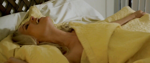 Kristi Clainos sexy - The Way We Weren't (2019)