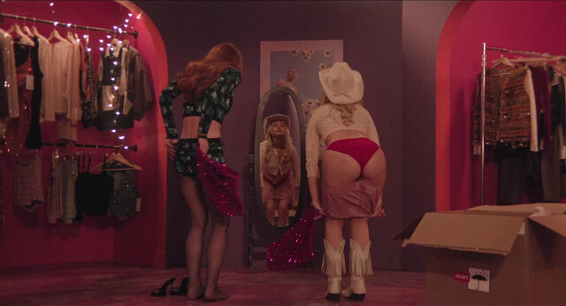 Lili Reinhart sexy, Victoria Pedretti nude - Forbidden Fruits (2026)