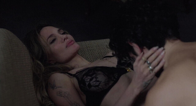 Angelina Jolie nude - Coutures (2025)
