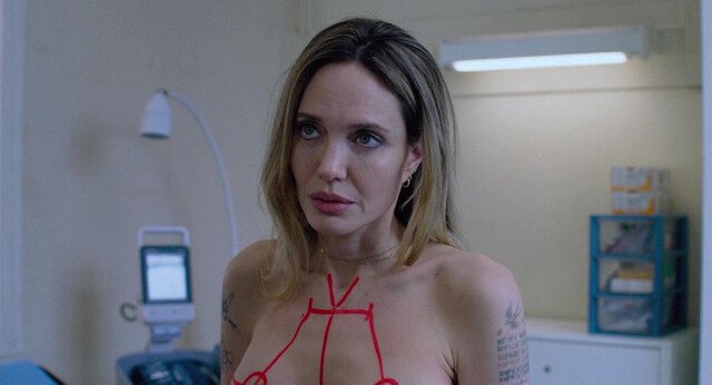 Angelina Jolie nude - Coutures (2025)