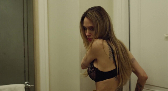 Angelina Jolie nude - Coutures (2025)