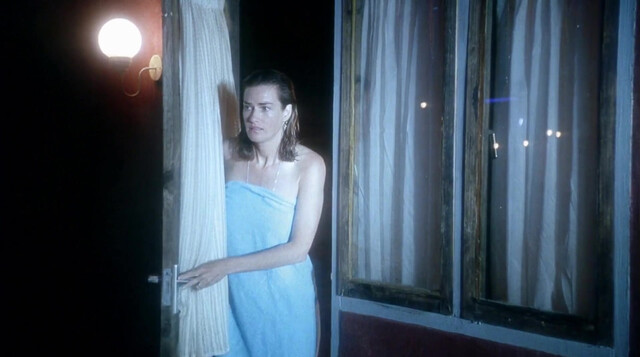Chelsea Field nude - Dust Devil (1992)