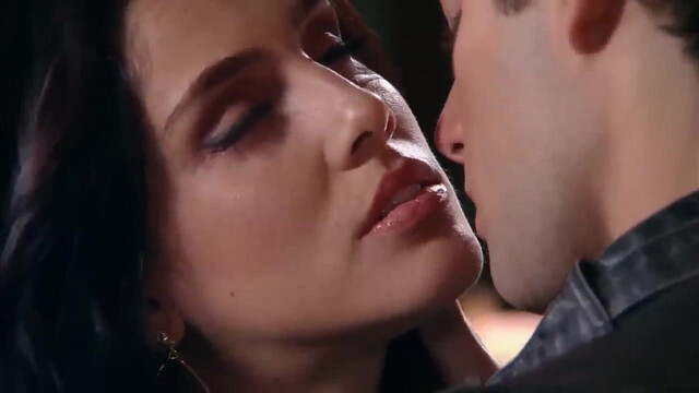 Sandra Echeverria sexy - Relaciones peligrosas s01e01 (2012)
