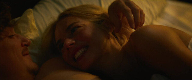 Samara Weaving sexy - Carolina Caroline (2025)