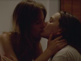 Victoria Pedretti sexy, Maya Hawke sexy - The Non-Actor (2025)