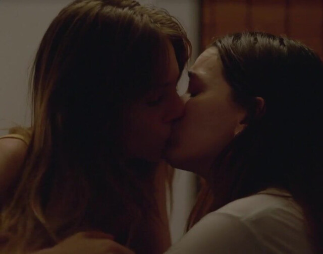 Victoria Pedretti sexy, Maya Hawke sexy - The Non-Actor (2025)