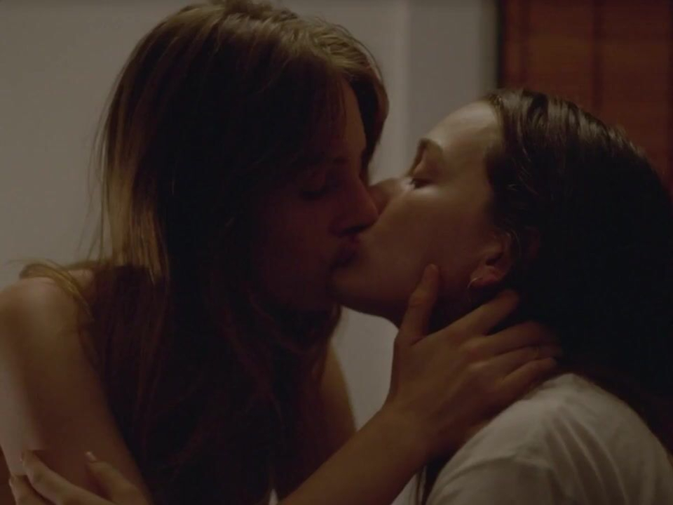 Victoria Pedretti sexy, Maya Hawke sexy - The Non-Actor (2025)