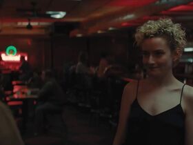 Julia Garner sexy - Weapons (2025)