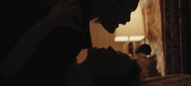 Julia Garner sexy - Weapons (2025)