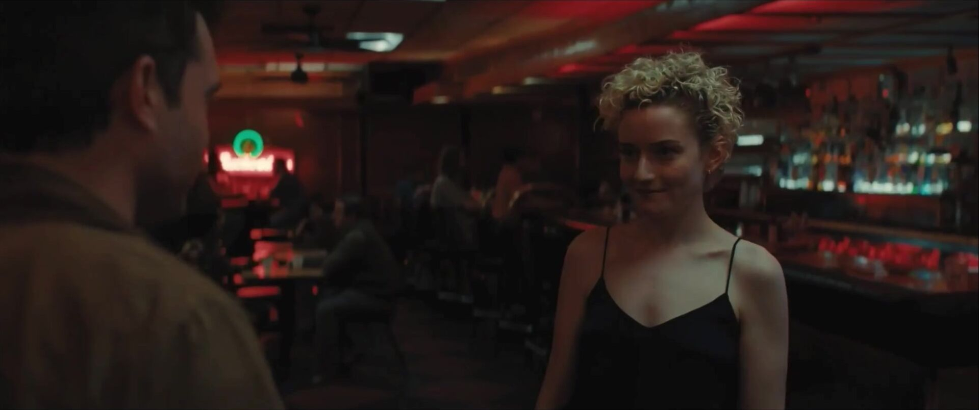 Julia Garner sexy - Weapons (2025)