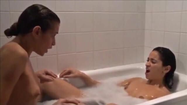 Rachida Brakni nude, Joana Preiss nude - Les Mouvements du bassin (2012)