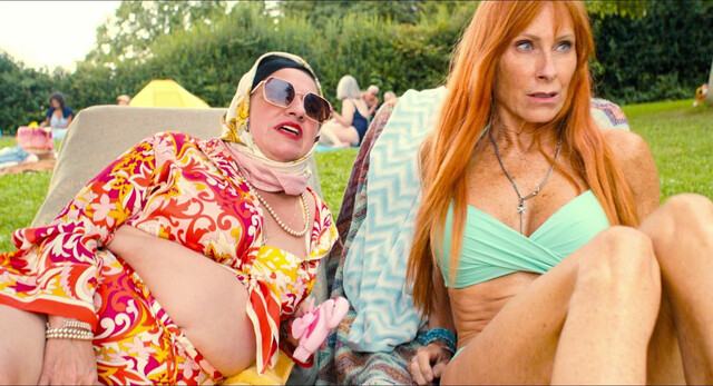 Andrea Sawatzki nude, Maria Happel nude - Freibad (2022)
