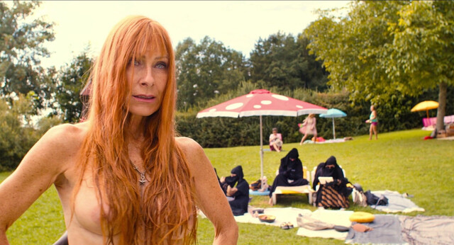 Andrea Sawatzki nude, Maria Happel nude - Freibad (2022)