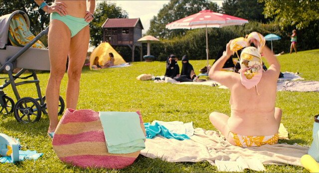 Andrea Sawatzki nude, Maria Happel nude - Freibad (2022)