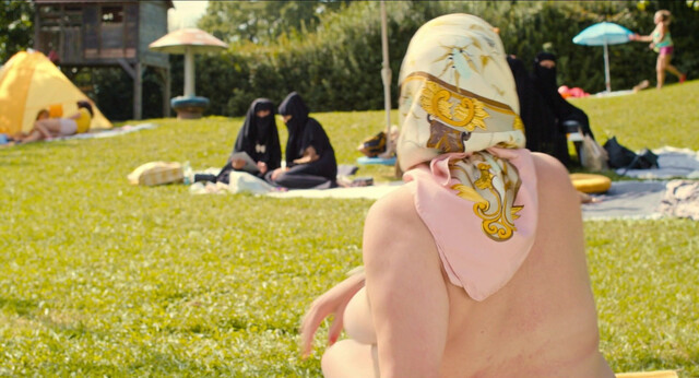 Andrea Sawatzki nude, Maria Happel nude - Freibad (2022)
