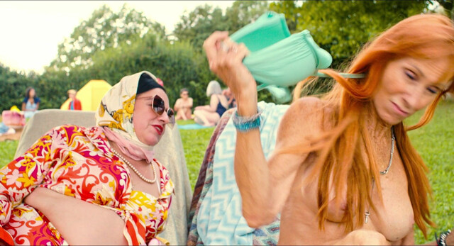 Andrea Sawatzki nude, Maria Happel nude - Freibad (2022)