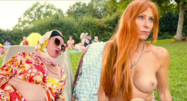 Andrea Sawatzki nude, Maria Happel nude - Freibad (2022)