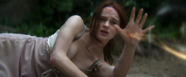 Joey King sexy, Maisie Williams sexy - Practical Magic 2 (2026)