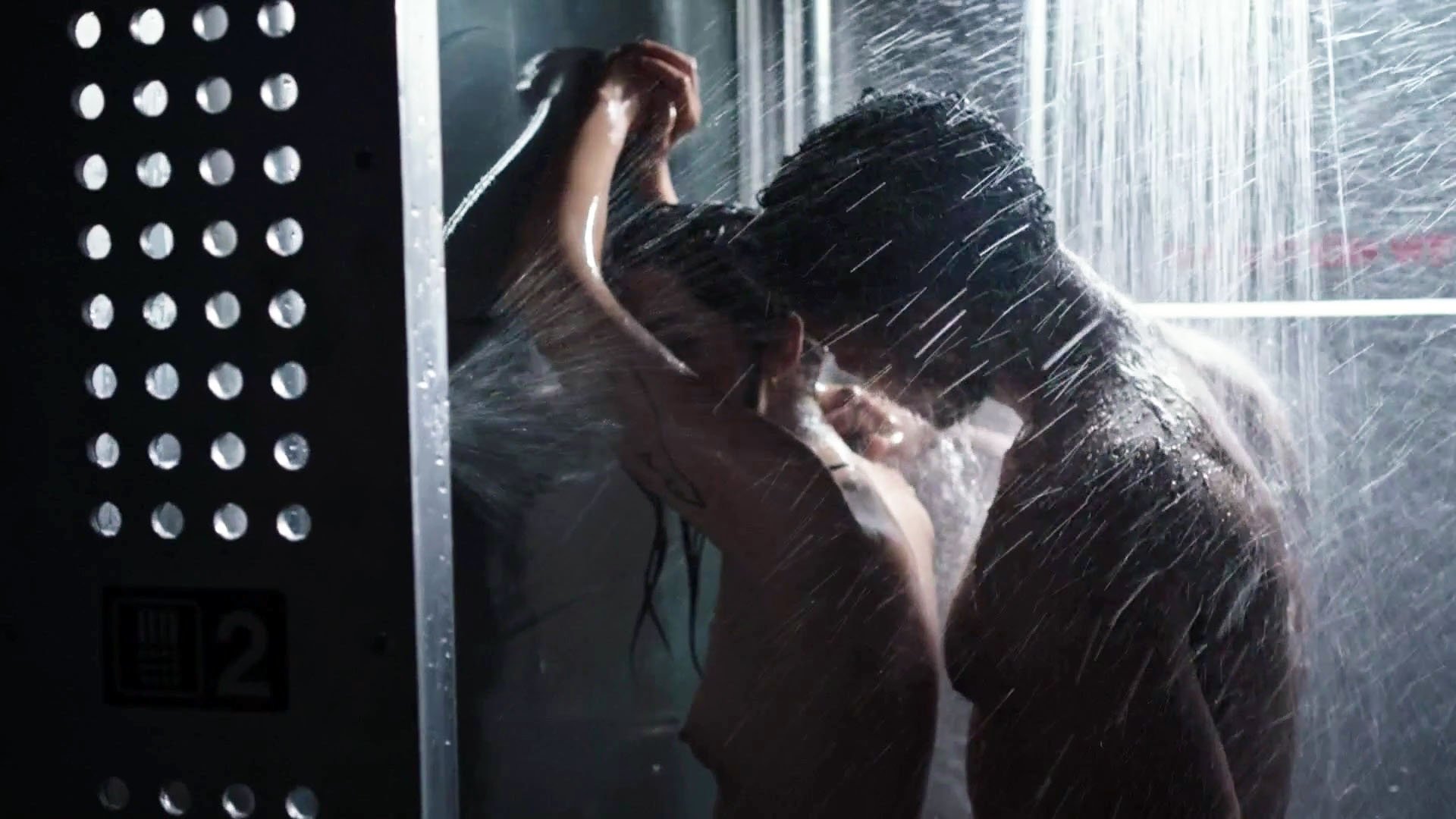 Callie Hernandez in nude scene from new alien movie by Ridley Scott. 