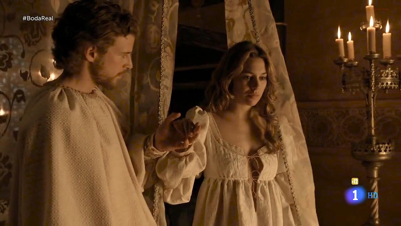 Blanca Suarez sexy - Carlos Rey Emperador s01e09 (2015)